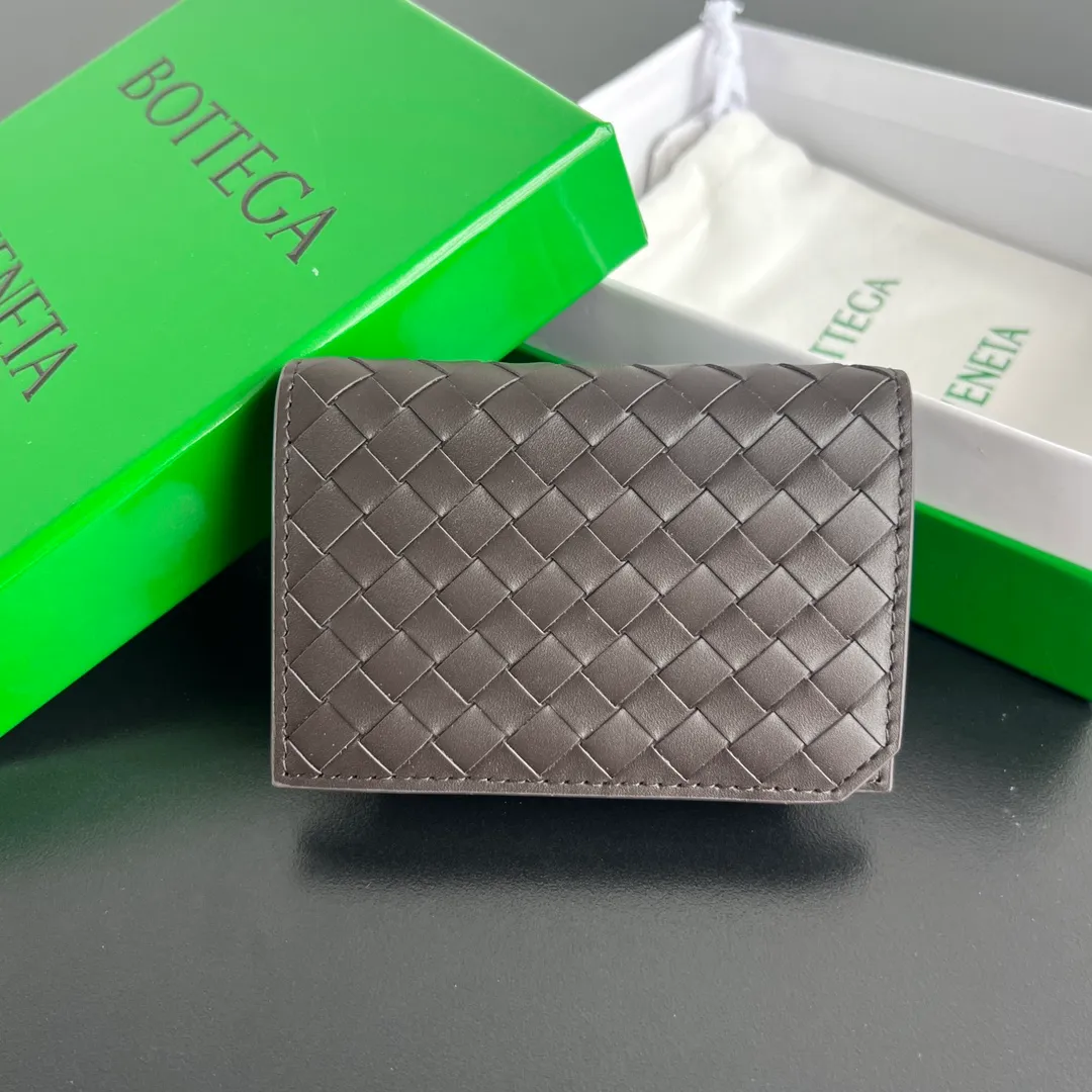 #BV’s new business card holder 805825🎈The classic fine weave is back! It has more design than previous business card holders. The unique curved design in the lower right corner is not monotonous. ☄️ Made of imported cowhide material, comfortable and textured, with two compartments inside and a back pocket compartment. You don’t have to worry about losing your banknotes and cards. 💯 Compact and practical, great for gift giving and personal use 🖤 Size: 11x7.5x2.5 P540
